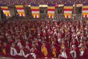 Тибетские монахи и местные жители слушают Его Святейшество Далай-ламу во время торжественной церемонии открытия монастыря Забсанг Чойкорлинг. Чаунтра, штат Химачал-Прадеш, Индия. 28 апреля 2014 г. Фото: Тензин Чойджор (офис ЕСДЛ)