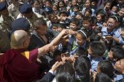 Покидая монастырь Забсанг Чойкорлинг, Его Святейшество Далай-лама приветствуют молодых тибетцев. Чаунтра, штат Химачал-Прадеш, Индия. 28 апреля 2014 г. Фото: Тензин Чойджор (офис ЕСДЛ)