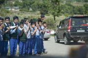 Тибетские школьники выстроились вдоль дороги, чтобы поприветствовать Его Святейшество Далай-ламу во время его отъезда из института Дзонгсар. Чаунтра, штат Химачал-Прадеш, Индия. 28 апреля 2014 г. Фото: Тензин Чойджор (офис ЕСДЛ)