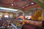 Его Святейшество Далай-лама обращается к собравшимся во время торжественного открытия монастыря Забсанг Чойкорлинг. Чаунтра, штат Химачал-Прадеш, Индия. 28 апреля 2014 г. Фото: Тензин Чойджор (офис ЕСДЛ)