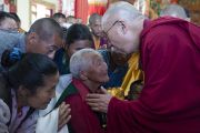 Его Святейшество Далай-лама благословляет пожилого тибетца в монастыре Дрикунг Буманг Джампалинг. Чаунтра, штат Химачал-Прадеш, Индия. 28 апреля 2014 г. Фото: Тензин Чойджор (офис ЕСДЛ)