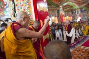 Его Святейшество Далай-лама читает ритуальные молитвы перед входом в главный зал монастыря Забсанг Чойкорлинг. Чаунтра, штат Химачал-Прадеш, Индия. 28 апреля 2014 г. Фото: Тензин Чойджор (офис ЕСДЛ)