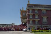 Монахи провожают Его Святейшество Далай-ламу во время его отъезда из института Дзонгсар. Чаунтра, штат Химачал-Прадеш, Индия. 28 апреля 2014 г. Фото: Тензин Чойджор (офис ЕСДЛ)