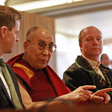 Далай-лама посетил норвежский парламент и Нобелевский центр мира