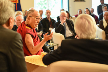 В первый день пребывания во Франкфурте Далай-лама посетил Тибетский дом