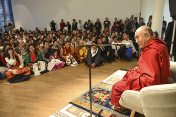 Далай-лама встретился с тибетцами и побеседовал о светской этике с представителями старшего и юного поколений