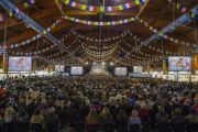 Зал Международного выставочного центра "Кипсала", место проведения учений Его Святейшества Далай-ламы. Рига, Латвия. 5 мая 2014 г. Фото: Тензин Чойджор (офис ЕСДЛ)