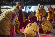 Дээрхийн Гэгээнтэн Далай Лам ном айлдах индэр дээр гарч мөргөл үйлдэв. Латви, Рига. 2014.05.05. Зургийг Дэнзин Чойжор (ДЛО)