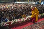В ответ на просьбу о групповой фотографии Его Святейшество Далай-лама в шутку позирует на фоне аудитории в начале заключительной сессии учений в Риге. 6 мая 2014 г. Фото: Тензин Чойджор (офис ЕСДЛ)