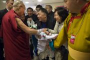 Его Святейшество Далай-лама здоровается со своими поклонниками перед началом встречи с прессой. Рига, Латвия. 6 мая 2014 г. Фото: Тензин Чойджор (офис ЕСДЛ)