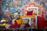 Его Святейшество Далай-лама показывает участникам учений технику медитации с сосредоточением на дыхании. Рига, Латвия. 6 мая 2014 г. Фото: Тензин Чойджор (офис ЕСДЛ)