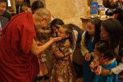 Дээрхийн Гэгээнтэн Далай Лам тэнд хүрэлцэн ирсэн балчир хүүхэдтэй уулзав. Норвеги, Осло. 2014.05.07. Зургийг Жерреми Рассел (ДЛО)