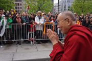 Его Святейшество Далай-лама приветствует своих почитателей. Осло, Норвегия. 9 мая 2014 г. Фото: Джереми Рассел (офис ЕСДЛ)