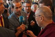 Дээрхийн Гэгээнтэн Далай Лам сэтгүүлчийн асуултанд хариулав. Норвеги, Осло. 2014.5.9. Гэрэл зургийг Жереми Рассел /ДЛО