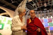 Бенте Эриксен, директор Нобелевского центра мира, показывает Его Святейшеству Далай-ламе выставку в Нобелевском центре мира. Осло, Норвегия. 9 мая 2014 г. Фото: Duy Anh Pham