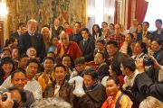 Его Святейшество Далай-лама фотографируется на память с тибетцами и группами поддержки Тибета из скандинавских стран. Осло, Норвегия. 9 мая 2014 г. Фото: Джереми Рассел (офис ЕСДЛ)