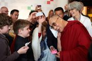 Его Святейшество Далай-лама позирует для фотографии с детьми в Нобелевском центре мира. Осло, Норвегия. 9 мая 2014 г. Фото: Джереми Рассел (офис ЕСДЛ)