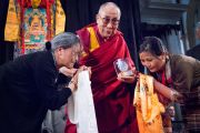Церинг Джампа и Церинг Лхазом вручают Его Святейшеству Далай-ламе медаль в честь 25-летия присуждения ему Нобелевской премии мира на встрече в церкви Св. Лаврентия. Роттердам, Голландия. 10 мая 2014 г. Фото: Jurjen Donkers