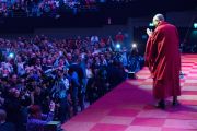 Его Святейшество Далай-лама приветствует публику перед началом лекции "Благополучие, мудрость и сострадание: светский подход" на спортивной арене "Ахой". Роттердам, Голландия. 11 мая 2014 г. Фото: Jurjen Donkers
