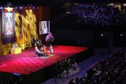 Во время лекции Его Святейшества Далай-ламы "Благополучие, мудрость и сострадание: светский подход" на спортивной арене "Ахой". Роттердам, Голландия. 11 мая 2014 г. Фото: Jeppe Schilder