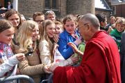 Его Святейшество Далай-лама общается с людьми возле голландского парламента. Гаага, Голландия. 12 мая 2014 г. Фото: Jeppe Schilder