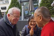 Его Святейшество Далай-лама общается с людьми возле своей гостиницы в Роттердаме. 12 мая 2014 г. Фото: Джереми Рассел (офис ЕСДЛ)