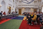 На встрече Его Святейшества Далай-ламы с членами парламентского комитета по международным делам и другими парламентариями. Гаага, Голландия. 12 мая 2014 г. Фото: Джереми Рассел (офис ЕСДЛ)