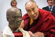 Его Святейшество Далай-лама позирует для фотографии рядом с со своим бюстом в университете Эразма Роттердамского. Роттердам Голландия. 12 мая 2014 г. Фото: Jurjen Donkers