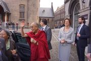 Его Святейшество Далай-лама машет рукой людям, приветствующим его возле голландского парламента. Гаага, Голландия. 12 мая 2014 г. Фото: Джереми Рассел (офис ЕСДЛ)