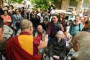 Его Святейшество Далай-лама здоровается с людьми на входе в Тибетский дом. Франкфурт, Германия. 13 мая 2014 г. Фото: Manuel Bauer