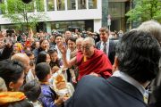 Дээрхийн Гэгээнтэн Далай Ламыг Франкфурт дахь зочид буудалд хүрэлцэн ирэхэд Төвд иргэд уламжлалт ёсоор угтан авав. Герман, Франкфурт. 2014.05.13 Гэрэл зургийг Мануэл Бауэр