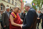 Германы Гессен мужийн сайд- ерөнхийлөгч Фолкер Буффье Дээрхийн Гэгээнтэн Далай Ламыг Төвдийн ордны гадаа угтан авч байгаа нь. Герман, Франкфурт. 2014. 5.13. Гэрэл зургийг Мануэл Бауэр