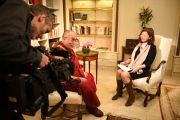Его Святейшество Далай-лама дает интервью немецкому телеканалу. Франкфурт, Германия. 13 мая 2014 г. Фото: Manuel Bauer