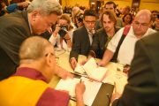 Его Святейшество Далай-лама раздает журналистам автографы. Франкфурт, Германия. 14 мая 2014 г. Фото: Manuel Bauer