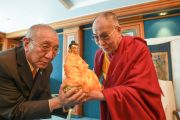 Его Святейшество Далай-лама преподносит статую Будды в подарок основателю Тибетского дома в Германии Дагьябу Ринпоче. Франкфурт, Германия. 14 мая 2014 г. Фото: Manuel Bauer