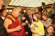 Его Святейшество Далай-лама отвечает на вопрос юной корреспондентки. Франкфурт, Германия. 14 мая 2014 г. Фото: Manuel Bauer