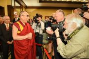 Его Святейшество Далай-лама приветствует журналистов перед началом пресс-конференции. Франкфурт, Германия. 14 мая 2014 г. Фото: Manuel Bauer