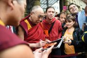 Его Святейшество Далай-лама подписывает фотографию для одного из своих почитателей. Франкфурт, Германия. 14 мая 2014 г. Фото: Manuel Bauer