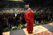 Его Святейшество Далай-лама приветствует людей, собравшихся на стадионе "Фрапорт". Франкфурт, Германия. 14 мая 2014 г. Фото: Manuel Bauer