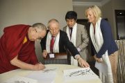 Дээрхийн Гэгээнтэн Далай Лам Төвдийн төвийн Пунцог Цэрэнд гарын үсгээ дурсгав. Герман, Франкфурт. 2014.5.16. Гэрэл зургийг Мануэл Бауэр