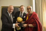 Дээрхийн Гэгээнтэн Далай Лам Германы илтгэгчдийн холбооны олон улсын шагналыг хүлээн авч байгаа нь. Герман, Франкфурт. 2014.5.16. Гэрэл зургийг Мануэл Бауэр
