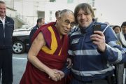 Его Святейшество Далай-лама позирует для фотографии с одним из полицейских перед отъездом в аэропорт. Франкфурт, Германия. 16 мая 2014 г. Фото: Manuel Bauer
