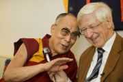 Дээрхийн Гэгээнтэн Далай Лам болон Франц Альт нар ярилцлага өгөх үеэр. Герман, Франкфурт. 2014.5.16. Гэрэл зургийг Мануэл Бауэр