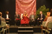 Его Святейшество Далай-лама выступает на встрече, организованной группой "Друзья для друга". Франкфурт, Германия. 16 мая 2014 г. Фото: Manuel Bauer