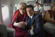 Его Святейшество Далай-лама фотографируется с капитаном самолета перед вылетом из Франкфурта в Дели. Франкфурт, Германия. 16 мая 2014 г. Фото: Manuel Bauer