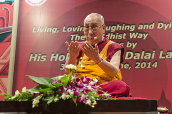 Жить, любить, смеяться и умирать по-буддийски – первый день учений Далай-ламы в Мумбаи