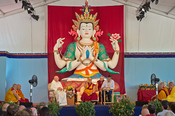 Его Святейшество Далай-лама завершил визит в институт Ламы Цонкапы в Помае