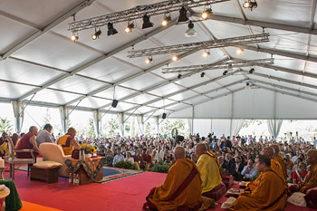 Его Святейшество Далай-лама завершил визит в институт Ламы Цонкапы в Помае