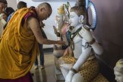 Его Святейшество Далай-лама выражает знаки почтения перед статуями индуистских божеств в "Сомая Видьявихаре". Мумбаи, Индия. 30 мая 2014 г. Фото: Тензин Чойджор (офис ЕСДЛ)