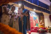 Молодые женщины исполняют песню перед началом учений Его Святейшества Далай-ламы в "Сомая Видьявихаре". Мумбаи, Индия. 30 мая 2014 г. Фото: Тензин Чойджор (офис ЕСДЛ)
